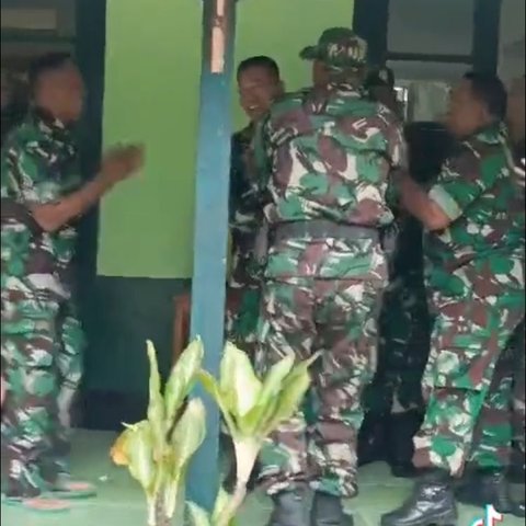 Viral Momen Dua Anggota TNI Saling Bersitegang, Ternyata Buat Kejutan untuk Komandan