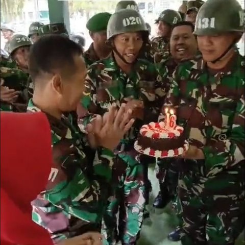 Viral Momen Dua Anggota TNI Saling Bersitegang, Ternyata Buat Kejutan untuk Komandan