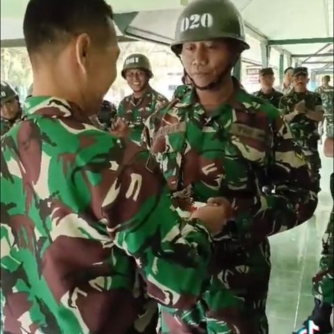 Viral Momen Dua Anggota TNI Saling Bersitegang, Ternyata Buat Kejutan untuk Komandan