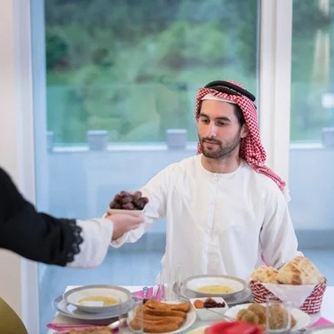 Cara Duduk Rasulullah ketika Makan dan Adab Lainnya sesuai Syariat