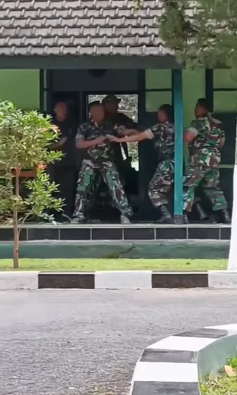 Prajurit TNI Berantem Banting-banting Piring, Ternyata Kejutan buat Komandan Lagi Ultah