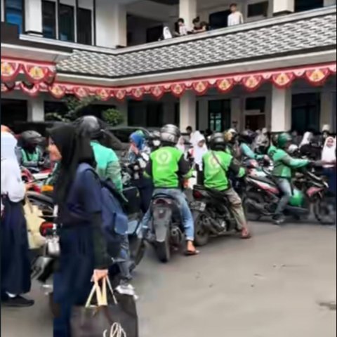 Momen Guru di SMP Bogor Bantu Panggil Nama Murid yang Dijemput Driver Ojol Ini Viral, Curi Perhatian