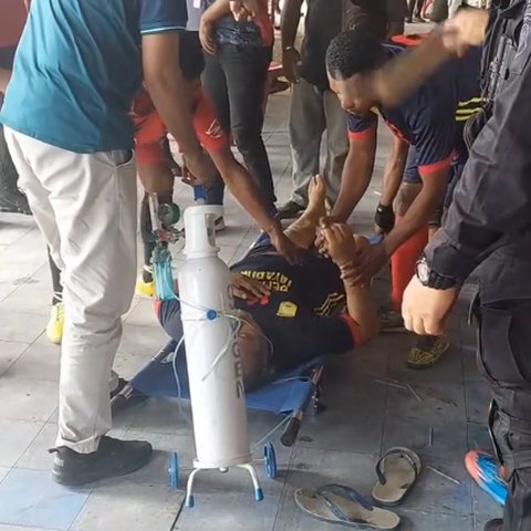 Viral Aksi Penyelamatan Pria yang Tak Sadarkan Diri saat Main Futsal, Diduga Lakukan Donor Darah Sebelum Ikut Turnamen