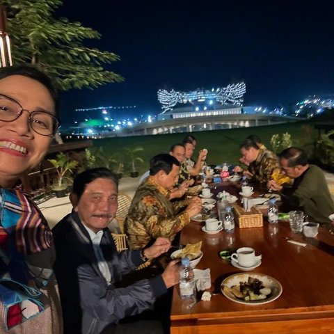 Momen Sri Mulyani Bersama Jokowi-Prabowo Makan Malam Bareng di Bawah Sinar Bulan Sabit Langit IKN