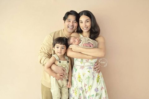 Mirip Sang Kakak, 8 Hasil Photoshoot Bayi Kedua Vanessa Lima dan  Erick Iskandar