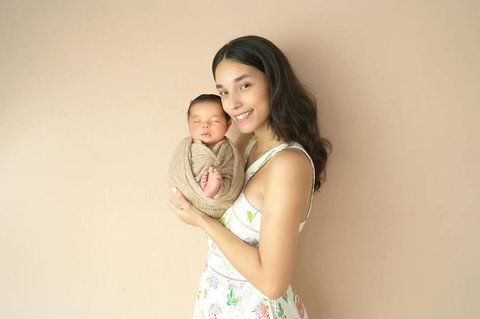 Vanessa Juga Menggendong Baby Enzo