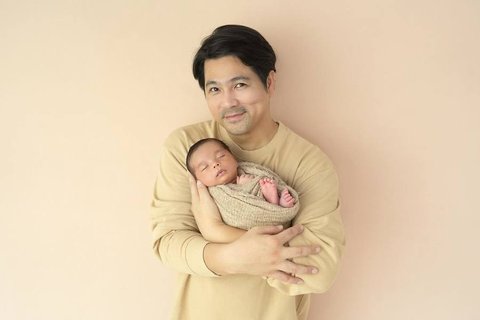 Papa Erick Menggendong Baby Enzo