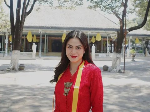 Potret Hana Saraswati Kenakan Kebaya di Keraton Solo hingga Foto bareng Putri Raja