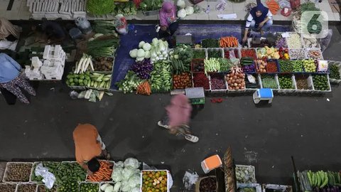 Suasana aktivitas jual beli bahan pangan di pasar tradisional di Jakarta, Jumat (23/8/2024). Bank Indonesia (BI) mengeluarkan data berdasarkan survei konsumen bahwa daya beli masyarakat menurun, khususnya pada kelompok kelas menengah. Foto: Liputan6.com/Angga Yuniar