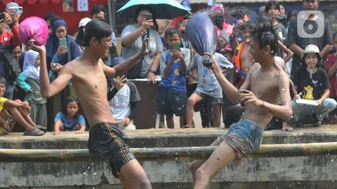 FOTO: Semangat Warga Kalimalang Rayakan Momen Kemerdekaan, Hadirkan Lomba Titian Bambu dan Gebuk Bantal