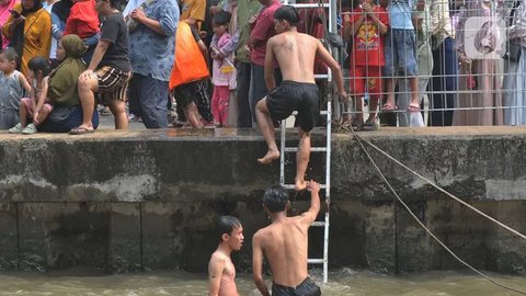 FOTO: Semangat Warga Kalimalang Rayakan Momen Kemerdekaan, Hadirkan Lomba Titian Bambu dan Gebuk Bantal