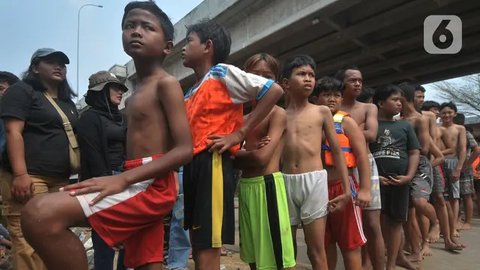 FOTO: Semangat Warga Kalimalang Rayakan Momen Kemerdekaan, Hadirkan Lomba Titian Bambu dan Gebuk Bantal