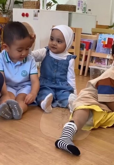 Malu-Malu tapi Lucu, Potret Rayyanza dan Kamya Anak Fitri Tropica 'PDKT' di Sekolah