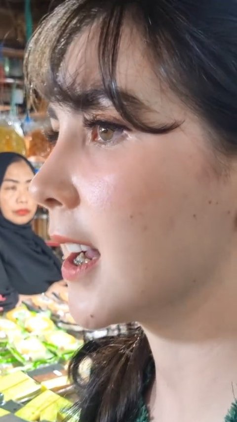 Dengan close up seperti ini, Arumi terlihat semakin cantik, mirip sekali dengan boneka.<br>