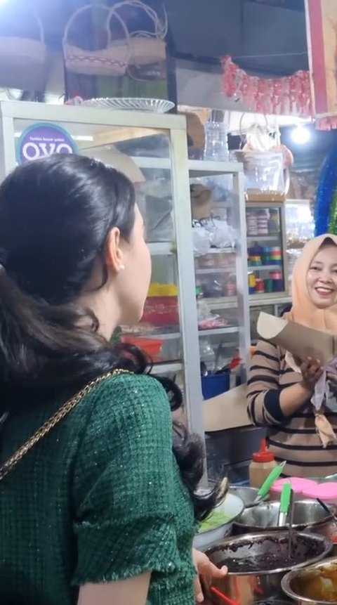 Setelah membeli jajanan, Arumi mengelilingi pasar sebentar dan sangat senang melihat penjual dawet serta bubur lainnya.<br>