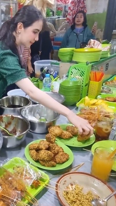 Saat membeli gorengan, Arumi terlihat sangat menikmati makanan dari warung yang memiliki ciri khas tersendiri.<br>