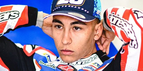 Para pembalap MotoGP merasa bingung dengan upaya Dorna yang seolah menghalangi perkembangan karier para pembalap dari Italia dan Spanyol.