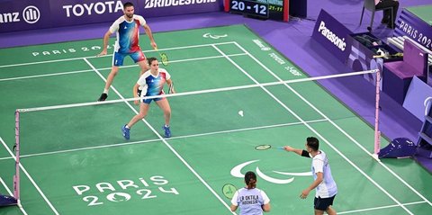 Hikmat Ramdani dan Leani Ratri Oktila meraih kemenangan di pertandingan pertama bulu tangkis Paralimpiade 2024.