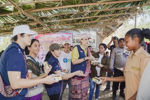 7 Foto Luna Maya dan Maxime Bouttier di Kupang, Lakukan Aksi Sosial Bareng Kekasih hingga Ramai Dipuji