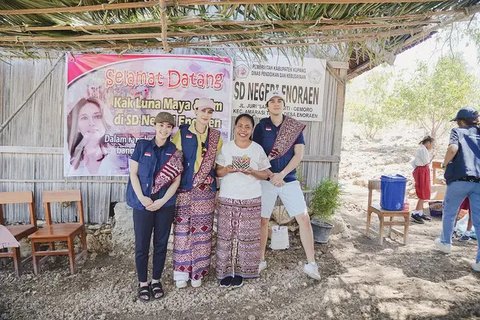 7 Foto Luna Maya dan Maxime Bouttier di Kupang, Lakukan Aksi Sosial Bareng Kekasih hingga Ramai Dipuji