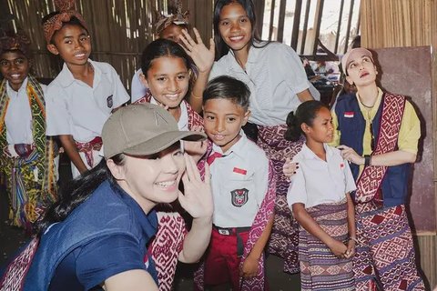 7 Foto Luna Maya dan Maxime Bouttier di Kupang, Lakukan Aksi Sosial Bareng Kekasih hingga Ramai Dipuji