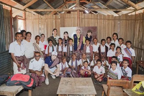 7 Foto Luna Maya dan Maxime Bouttier di Kupang, Lakukan Aksi Sosial Bareng Kekasih hingga Ramai Dipuji