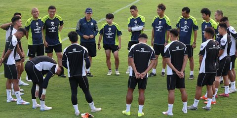 Arab Saudi panggil Ali Albulayhi, yang memicu emosi Ronaldo & Messi, sementara Shin Tae-yong siap hadapi tantangan dengan timnas Indonesia.