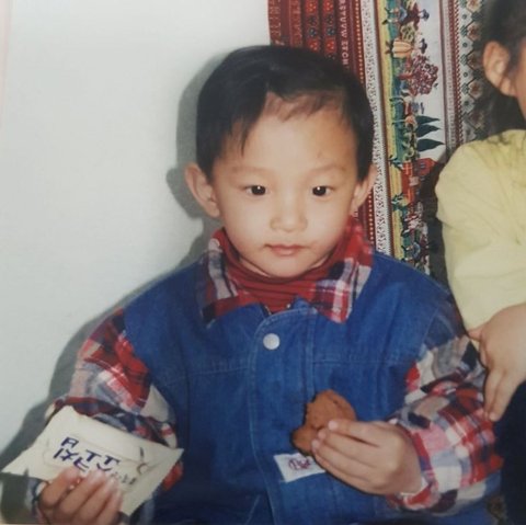 Dokyeom ternyata memiliki dua kakak perempuan. Dalam foto masa kecil ini, wanita di sebelah Dokyeom tampaknya adalah salah satu kakak perempuannya.