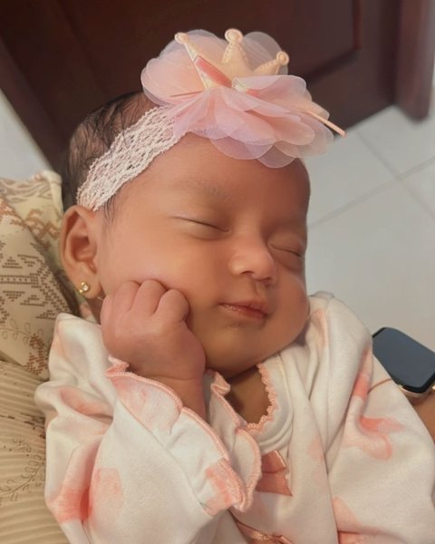 Potret Baby Safiyya Anya Anak Angga Wijaya, Punya Paras Cantik dan Gemesin Banget!