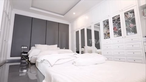 Master bedroom di rumah Oki Setiana Dewi memiliki kasur yang sangat besar, karena anak-anaknya lebih suka tidur bersama sang bunda.<br>