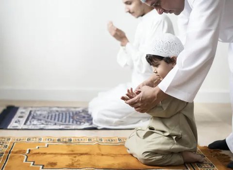 Begini Cara Sholat Berjamaah Bersama Anak yang Belum Baligh, Orangtua Harus Paham