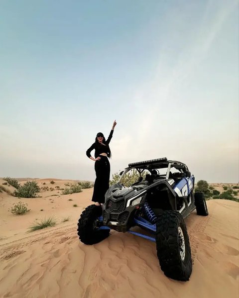 Kece, Penampilan Angel Karamoy saat  Offroad di Gurun Pasir Dubai Jadi Sorotan