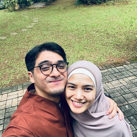 8 Foto Romantis Ricky Harun Bersama Istri yang Mendapat Pujian dari Netizen - Komentar Donna Harun Menjadi Perhatian