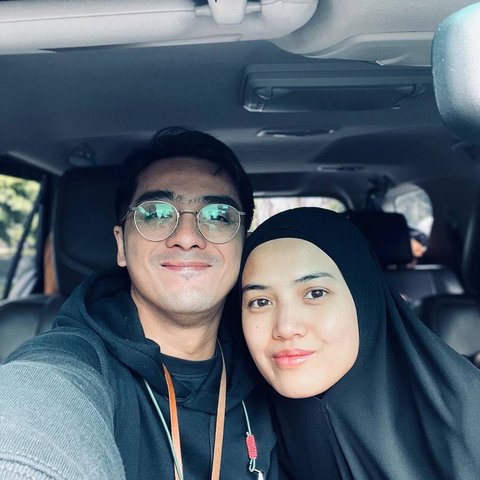 8 Foto Romantis Ricky Harun Bersama Istri yang Mendapat Pujian dari Netizen - Komentar Donna Harun Menjadi Perhatian