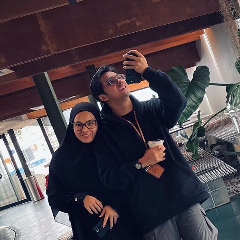 8 Foto Romantis Ricky Harun Bersama Istri yang Mendapat Pujian dari Netizen - Komentar Donna Harun Menjadi Perhatian