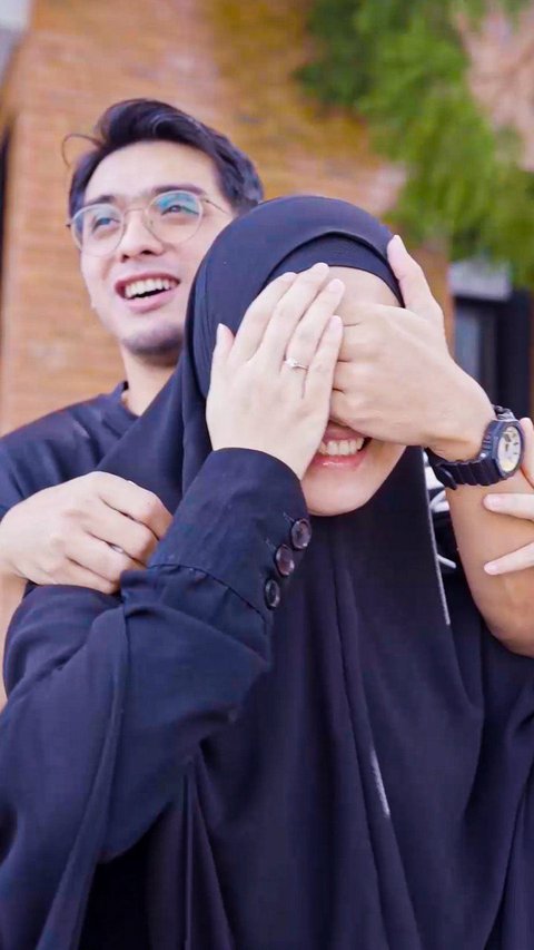 8 Foto Romantis Ricky Harun Bersama Istri yang Mendapat Pujian dari Netizen - Komentar Donna Harun Menjadi Perhatian