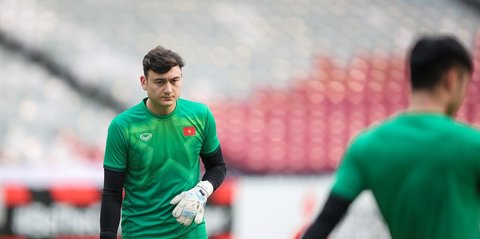 Saat Maarten Paes tampil gemilang, kiper timnas Vietnam malah melakukan kesalahan fatal saat melawan Rusia.