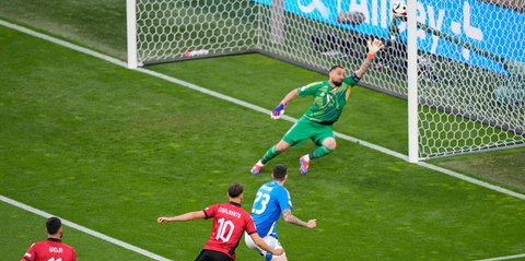 Saat Italia bangkit setelah kebobolan gol dalam waktu 14 detik.