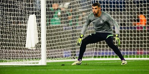 Perbedaan Kapten Indonesia vs Australia: Jay Idzes main inti di Serie A, sementara Mathew Ryan hanya duduk di bangku cadangan