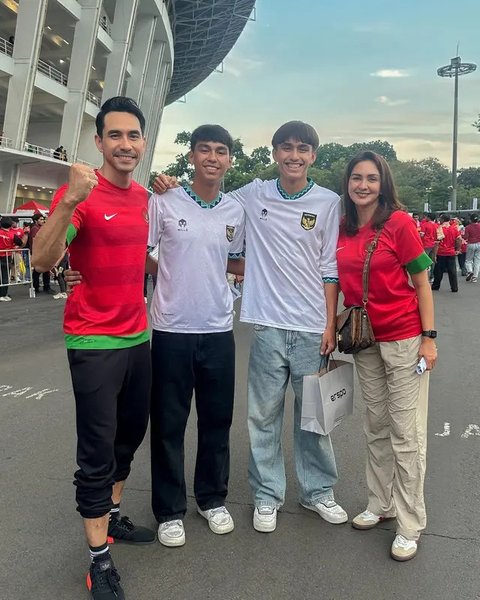 Deretan Gaya Artis Nonton Indonesia VS Australia di GBK, Penampilan Azizah Salsha Jadi Sorotan