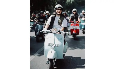 10 Foto Sintya Marisca Mengendarai Vespa, Penampilannya Curi Perhatian