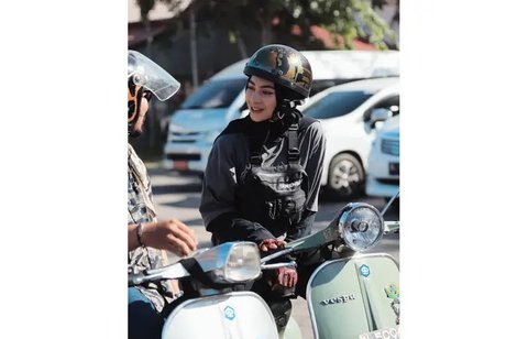 10 Foto Sintya Marisca Mengendarai Vespa, Penampilannya Curi Perhatian