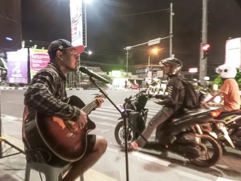 Kerasnya Hidup, Ini Cerita Musisi Jalanan di Persimpangan Jogja Ingin Mengubah Nasib Untuk di Masa Tua