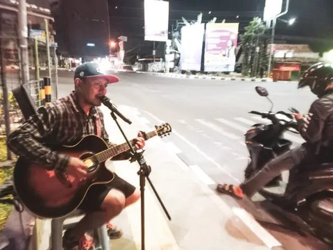 Kerasnya Hidup, Ini Cerita Musisi Jalanan di Persimpangan Jogja Ingin Mengubah Nasib Untuk di Masa Tua