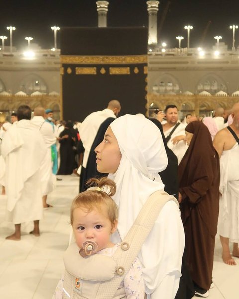 Potret Jennifer Coppen Umrah, Baby Kamari Sempat Tunjuk ke Atas Sambil Bilang 'Papa Dali' saat Tawaf