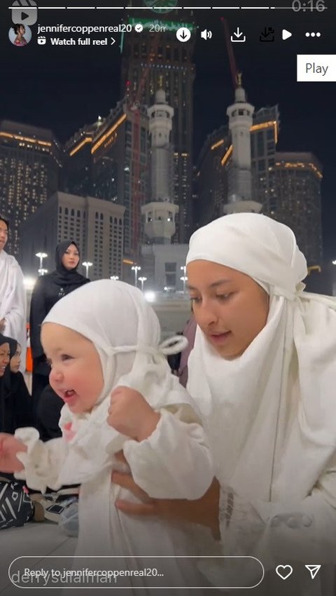 Potret Jennifer Coppen Umrah, Baby Kamari Sempat Tunjuk ke Atas Sambil Bilang 'Papa Dali' saat Tawaf