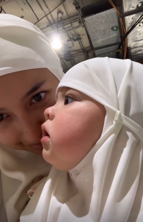 Kamari Temani Jennifer Coppen Umrah, Tampil Anggun dengan Hijab Kecil dan Sebut Papa Dali di Mekkah!<br>