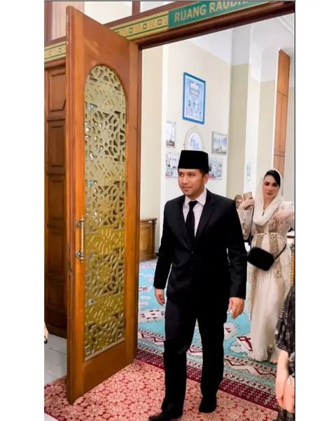 Cantik dan Ganteng, Potret Arumi Bachsin  dengan Sang Suami Emil Dardak di Acara Pernikahan Anak Khofifah Jadi Sorotan