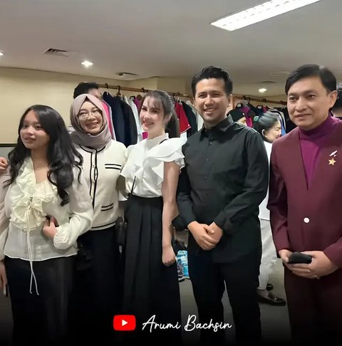 Potret Arumi Bachsin Menghadiri Konser Kahitna untuk Menyaksikan Penampilan Emil Dardak yang Begitu Memesona