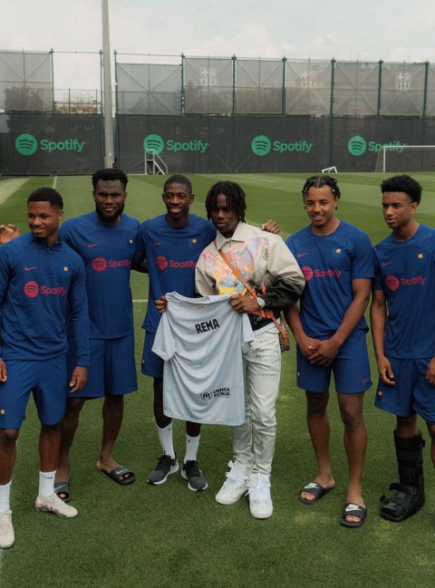 Rema bertemu dengan tim Barcelona dan pamer foto bareng! Siapa yang mau ikut merasakan kebahagiaan momen spesial ini?